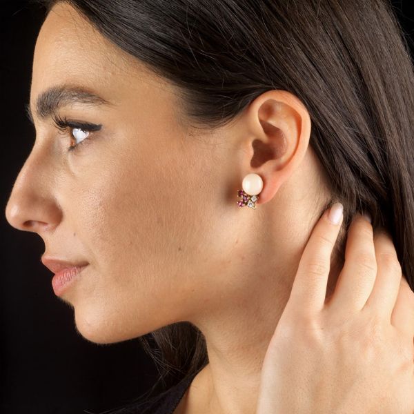 PAIO DI ORECCHINI CON CORALLO ROSA RUBINI E DIAMANTI  - Asta Gioielli - Associazione Nazionale - Case d'Asta italiane