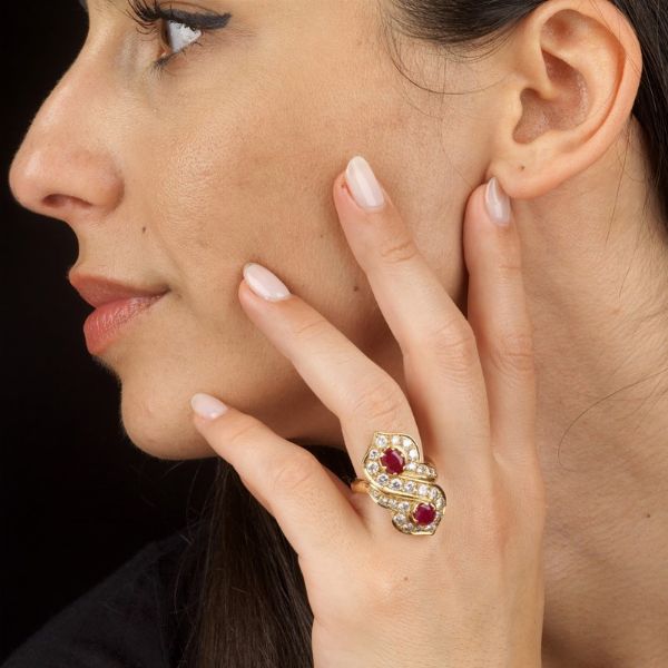 ANELLO CON RUBINI E DIAMANTI  - Asta Gioielli - Associazione Nazionale - Case d'Asta italiane