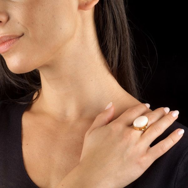 ANELLO CON CORALLO ROSA  - Asta Gioielli - Associazione Nazionale - Case d'Asta italiane