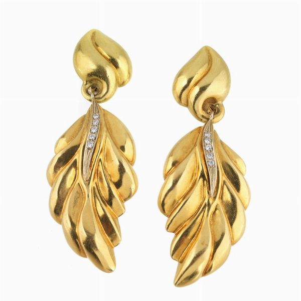MORONI PAIO DI GRANDI ORECCHINI PENDENTI A FORMA DI FOGLIE  - Asta Gioielli - Associazione Nazionale - Case d'Asta italiane