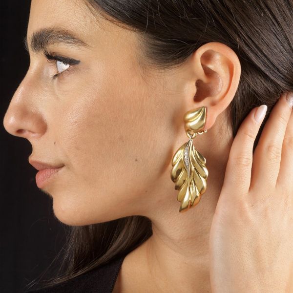 MORONI PAIO DI GRANDI ORECCHINI PENDENTI A FORMA DI FOGLIE  - Asta Gioielli - Associazione Nazionale - Case d'Asta italiane