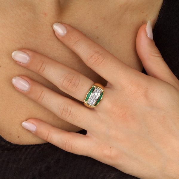 ANELLO A FASCIA CON SMERALDI E DIAMANTI  - Asta Gioielli - Associazione Nazionale - Case d'Asta italiane