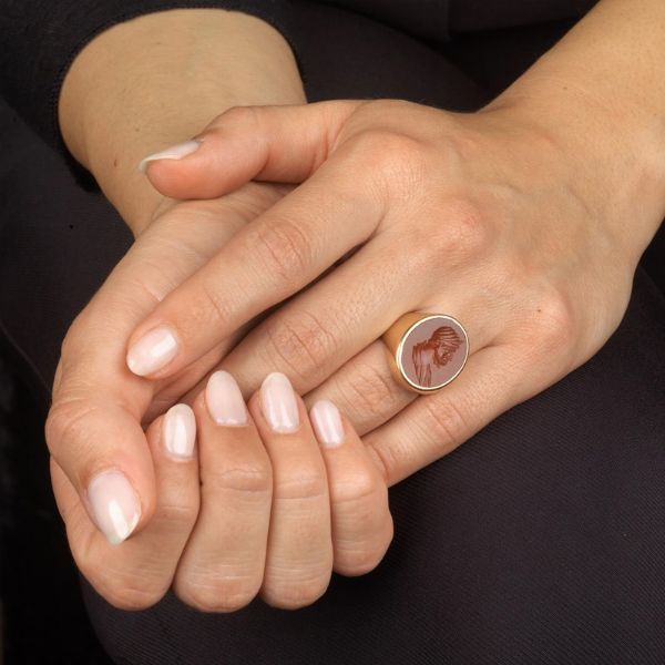 ANELLO CHEVALIER CON CORNIOLA INCISA  - Asta Gioielli - Associazione Nazionale - Case d'Asta italiane