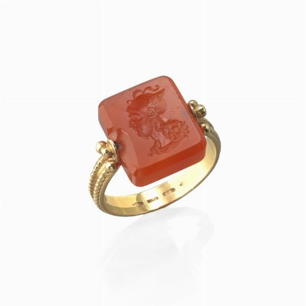 GRANDE ANELLO STILE ARCHEOLOGICO CON CORNIOLA INCISA  - Asta Gioielli - Associazione Nazionale - Case d'Asta italiane