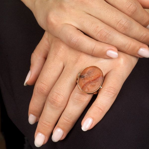 GRANDE ANELLO CON CORNIOLA  - Asta Gioielli - Associazione Nazionale - Case d'Asta italiane
