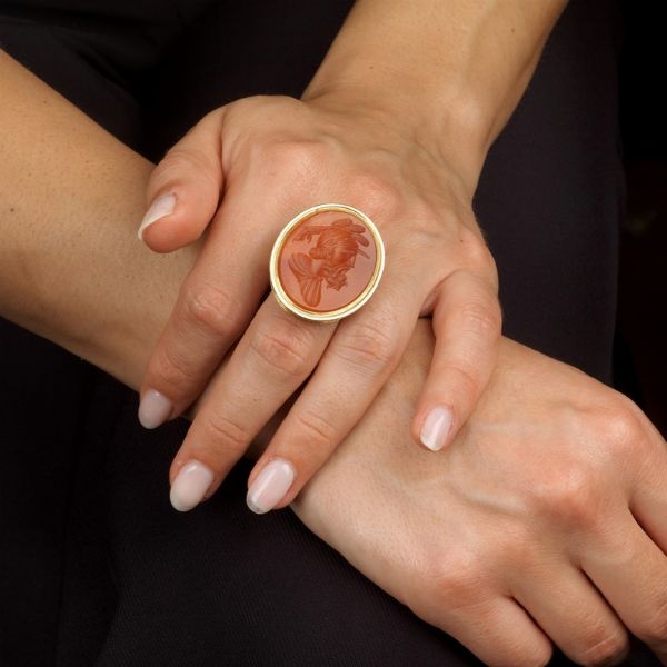 GRANDE ANELLO CON CORNIOLA INCISA  - Asta Gioielli - Associazione Nazionale - Case d'Asta italiane