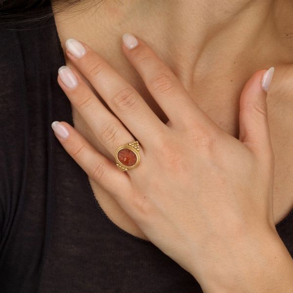 ANELLO CON CORNIOLA INCISA  - Asta Gioielli - Associazione Nazionale - Case d'Asta italiane