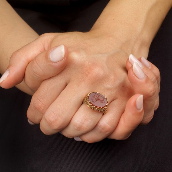 ANELLO CHEVALIER CON CORNIOLA INCISA  - Asta Gioielli - Associazione Nazionale - Case d'Asta italiane