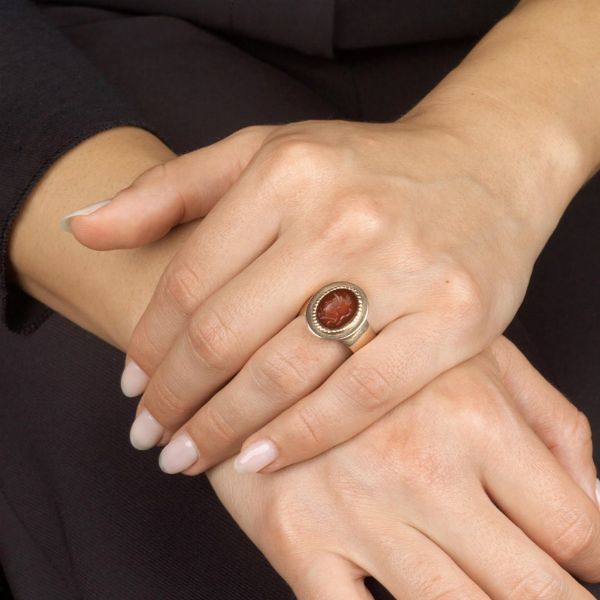 ANELLO A FASCIA CON CORNIOLA  - Asta Gioielli - Associazione Nazionale - Case d'Asta italiane