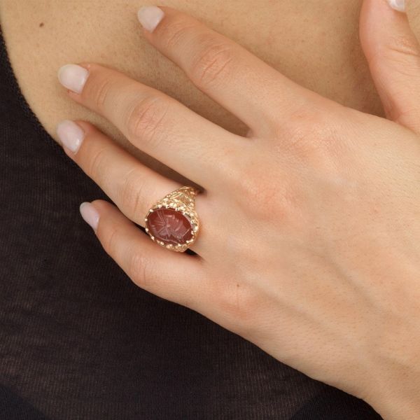 ANELLO CON CORNIOLA INCISA  - Asta Gioielli - Associazione Nazionale - Case d'Asta italiane