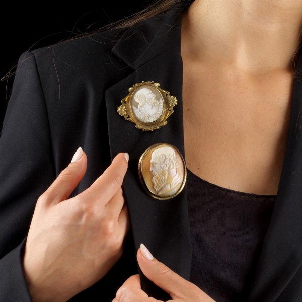 DUE GRANDI SPILLE CON CAMMEI  - Asta Gioielli - Associazione Nazionale - Case d'Asta italiane