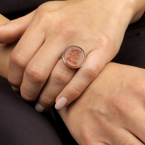 ANELLO CON CORNIOLA  - Asta Gioielli - Associazione Nazionale - Case d'Asta italiane