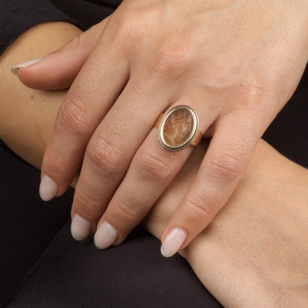 ANELLO CON CORNIOLA INCISA  - Asta Gioielli - Associazione Nazionale - Case d'Asta italiane