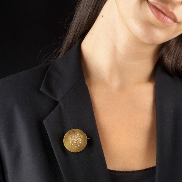 SPILLA CON ROSE DI DIAMANTE E RUBINO  - Asta Gioielli - Associazione Nazionale - Case d'Asta italiane