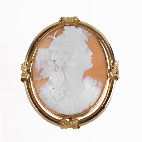 SPILLA CON GRANDE CAMMEO IN CONCHIGLIA  - Asta Gioielli - Associazione Nazionale - Case d'Asta italiane