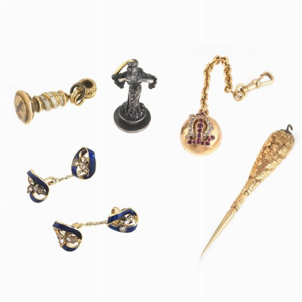 GRUPPO DI CINQUE OGGETTI  - Asta Gioielli - Associazione Nazionale - Case d'Asta italiane