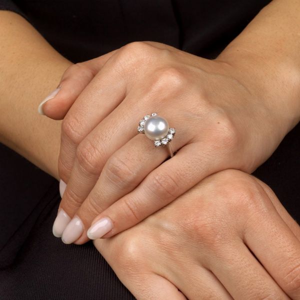 ANELLO CON PERLA E DIAMANTI  - Asta Gioielli - Associazione Nazionale - Case d'Asta italiane