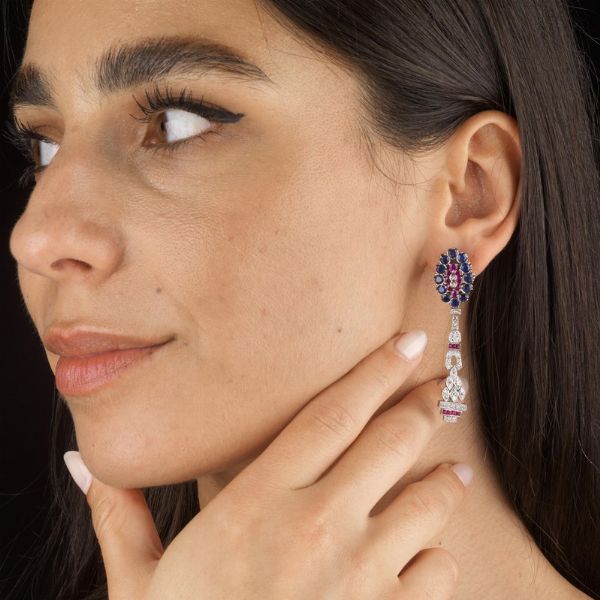 PAIO DI LUNGHI ORECCHINI PENDENTI CON PIETRE DI COLORE E DIAMANTI  - Asta Gioielli - Associazione Nazionale - Case d'Asta italiane