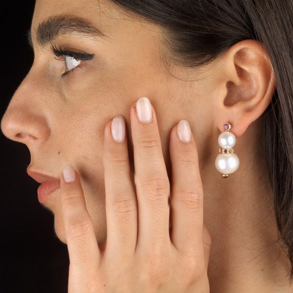 PAIO DI ORECCCHINI PENDENTI CON PERLE E RUBINI  - Asta Gioielli - Associazione Nazionale - Case d'Asta italiane