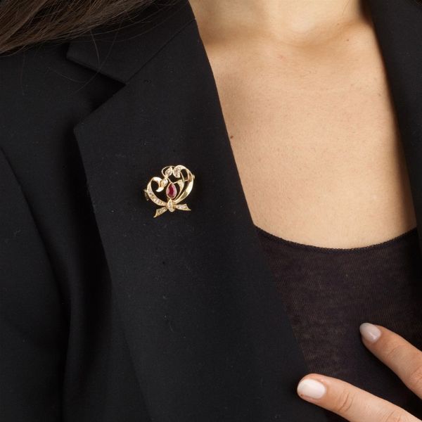 SPILLA A FIOCCO CON RUBINO SINTETICO E DIAMANTI  - Asta Gioielli - Associazione Nazionale - Case d'Asta italiane