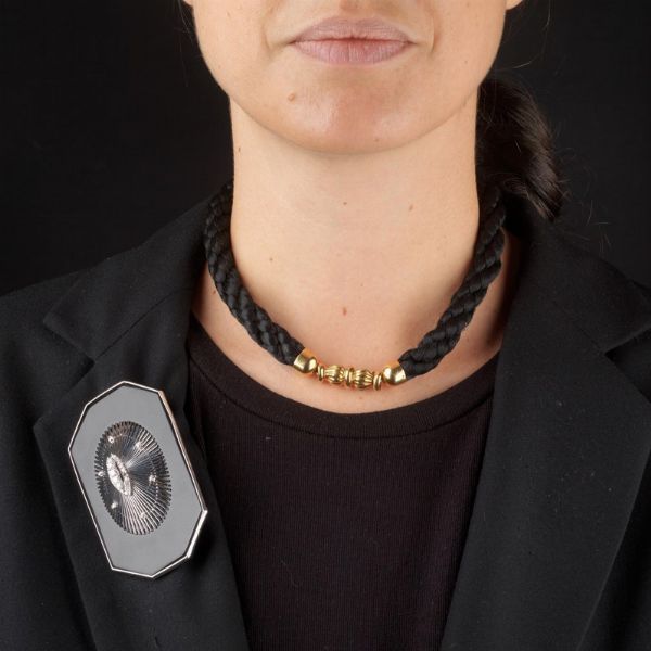 COLLANA CON GRANDE PENDENTE/SPILLA  - Asta Gioielli - Associazione Nazionale - Case d'Asta italiane