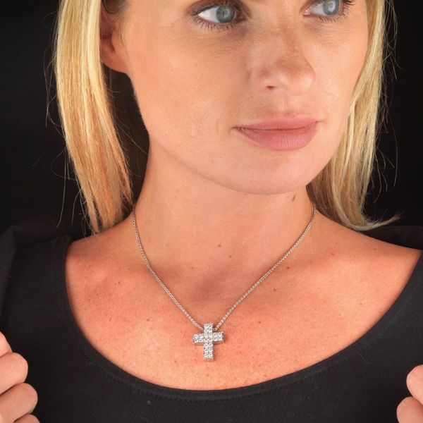 COLLANA CON PENDENTE A FORMA DI CROCE  - Asta Gioielli - Associazione Nazionale - Case d'Asta italiane