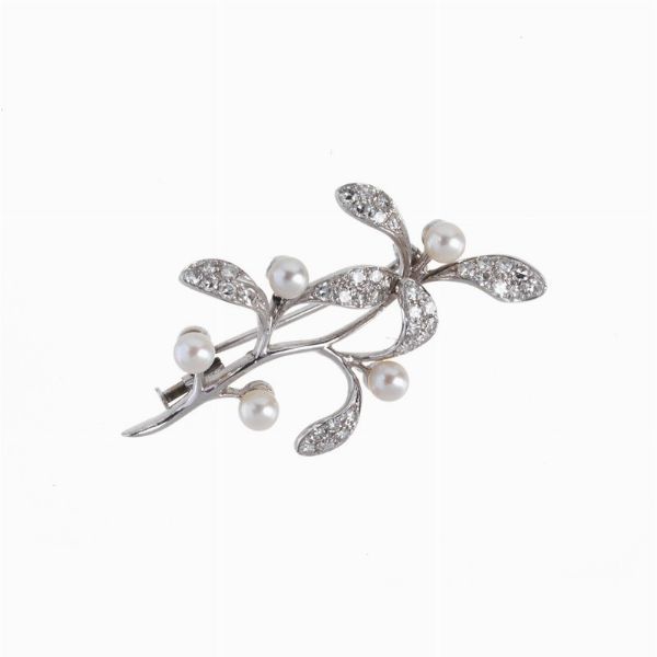 SPILLA A FORMA DI TRALCIO FIORITO CON PERLE E DIAMANTI  - Asta Gioielli - Associazione Nazionale - Case d'Asta italiane