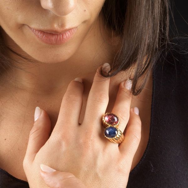 ANELLO CONTRARIE CON ZAFFIRO E TORMALINA  - Asta Gioielli - Associazione Nazionale - Case d'Asta italiane