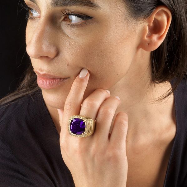 GRANDE ANELLO CON PIETRA SINTETICA IDROTERMALE E DIAMANTI  - Asta Gioielli - Associazione Nazionale - Case d'Asta italiane