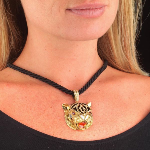 COLLANA CON GRANDE PENDENTE A FORMA DI TIGRE  - Asta Gioielli - Associazione Nazionale - Case d'Asta italiane