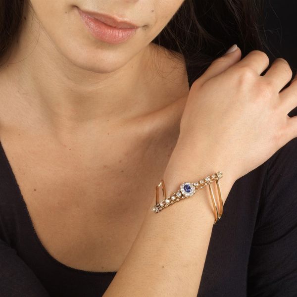 BRACCIALE RIGIDO CON ZAFFIRO E DIAMANTI  - Asta Gioielli - Associazione Nazionale - Case d'Asta italiane
