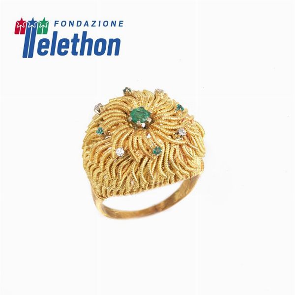 ANELLO A CUPOLA CON SMERALDI E DIAMANTI  - Asta Gioielli - Associazione Nazionale - Case d'Asta italiane