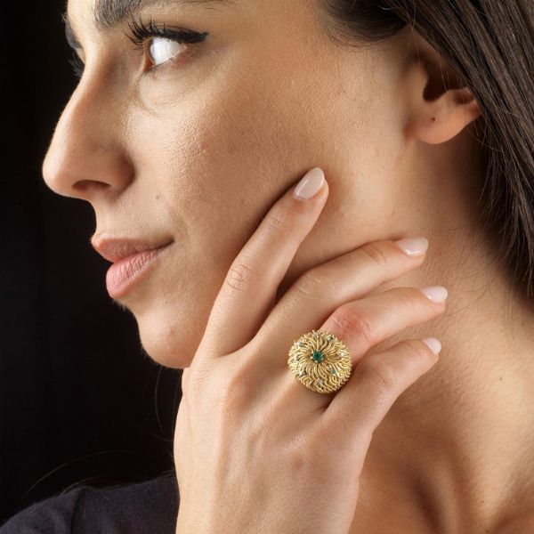 ANELLO A CUPOLA CON SMERALDI E DIAMANTI  - Asta Gioielli - Associazione Nazionale - Case d'Asta italiane