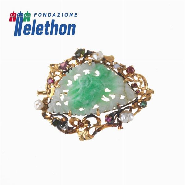 SPILLA A FORMA DI TRALCI CON GIADA PERLE E PIETRE SEMIPREZIOSE  - Asta Gioielli - Associazione Nazionale - Case d'Asta italiane
