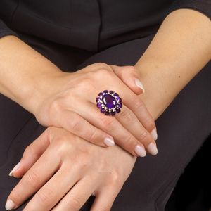 ANELLO A FORMA DI FIORE CON AMETISTE E DIAMANTI  - Asta Gioielli - Associazione Nazionale - Case d'Asta italiane