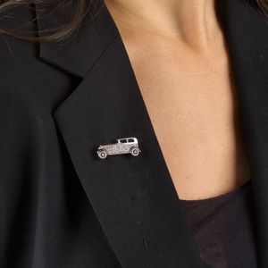 PICCOLA SPILLA A FORMA DI AUTOMOBILE CON DIAMANTI  - Asta Gioielli - Associazione Nazionale - Case d'Asta italiane