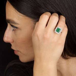 ANELLO A MARGHERITA CON SMERALDO E DIAMANTI  - Asta Gioielli - Associazione Nazionale - Case d'Asta italiane