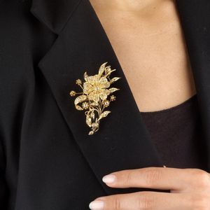 SPILLA EN TREMBLANT A FORMA DI TRALCIO FIORITO CON DIAMANTI  - Asta Gioielli - Associazione Nazionale - Case d'Asta italiane