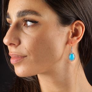 PAIO DI ORECCHINI PENDENTI CON PASTA DI TURCHESE E DIAMANTI  - Asta Gioielli - Associazione Nazionale - Case d'Asta italiane