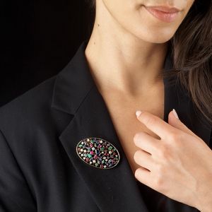 SPILLA A CON PIETRE DI COLORE E DIAMANTI  - Asta Gioielli - Associazione Nazionale - Case d'Asta italiane