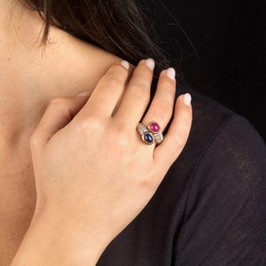 ANELLO CONTRARIE CON PIETRE DI COLORE E DIAMANTI  - Asta Gioielli - Associazione Nazionale - Case d'Asta italiane