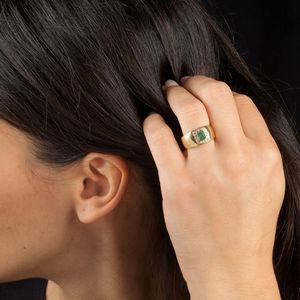 ANELLO A FASCIA CON SMERALDO E DIAMANTI  - Asta Gioielli - Associazione Nazionale - Case d'Asta italiane