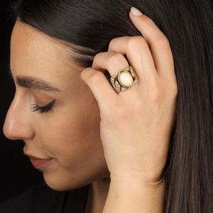 ANELLO A FASCIA CON CORALLO ROSA E DIAMANTI  - Asta Gioielli - Associazione Nazionale - Case d'Asta italiane