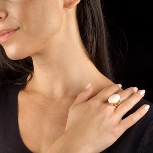 ANELLO CON CORALLO ROSA  - Asta Gioielli - Associazione Nazionale - Case d'Asta italiane