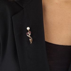 SPILLA A BARRETTA CON PERLA RUBINI E DIAMANTI  - Asta Gioielli - Associazione Nazionale - Case d'Asta italiane