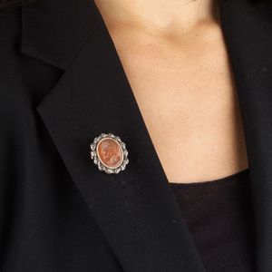 SPILLA CON CORNIOLA INCISA  - Asta Gioielli - Associazione Nazionale - Case d'Asta italiane