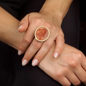 GRANDE ANELLO CON CORNIOLA INCISA  - Asta Gioielli - Associazione Nazionale - Case d'Asta italiane
