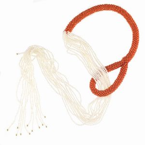 LUNGA COLLANA A SCIARPA CON PERLE E CORALLO  - Asta Gioielli - Associazione Nazionale - Case d'Asta italiane