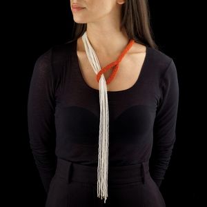 LUNGA COLLANA A SCIARPA CON PERLE E CORALLO  - Asta Gioielli - Associazione Nazionale - Case d'Asta italiane