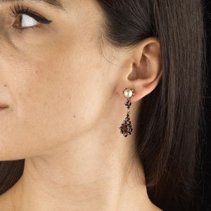 PAIO DI ORECCHINI PENDENTI CON PERLE E GRANATI  - Asta Gioielli - Associazione Nazionale - Case d'Asta italiane